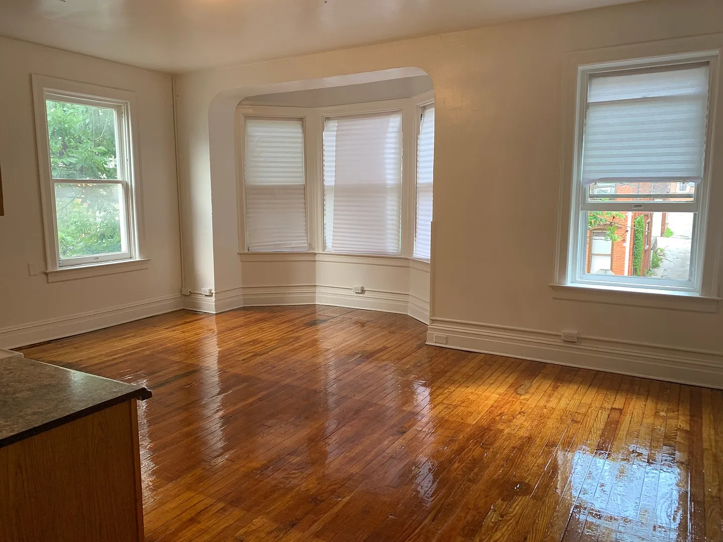 Available Now! Downtown York-Spacious 2 Bedroom/1 Bath, Laundry — Photo 4