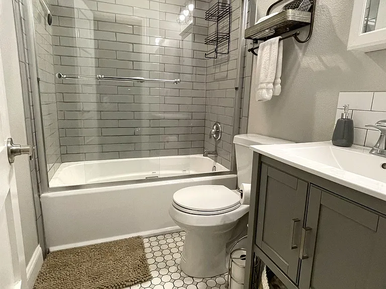 Modern guest bathroom