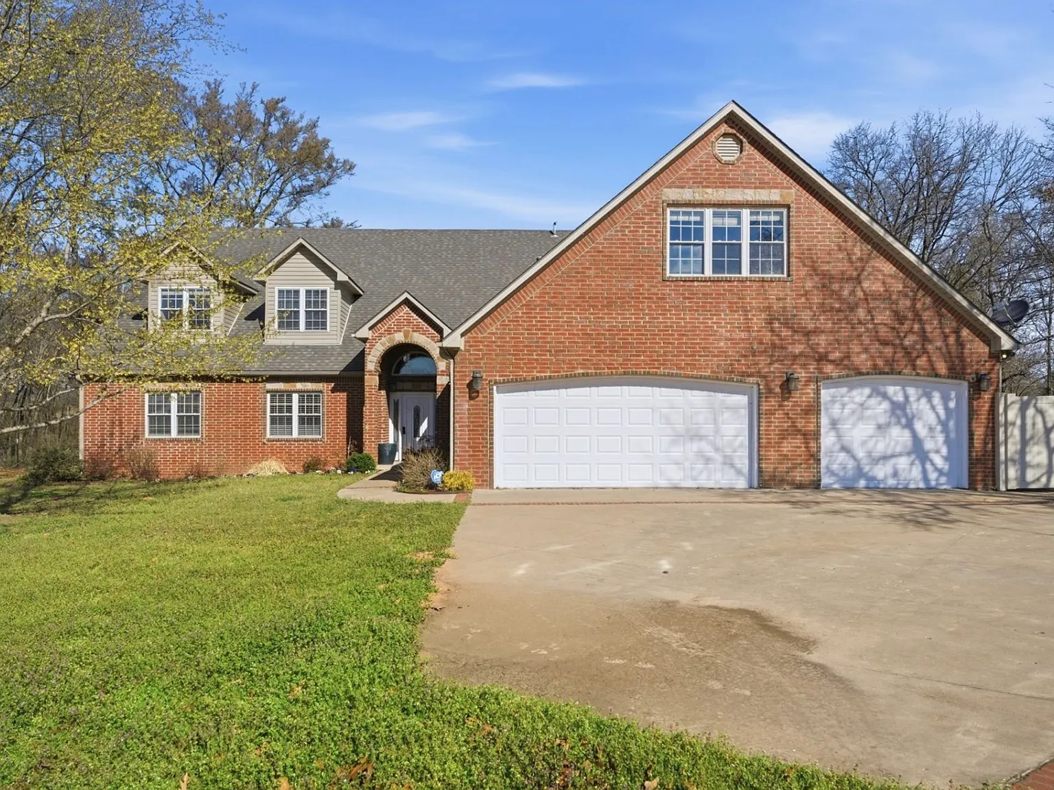 4 bed, 4970 sqft, $3,900 — Photo 1