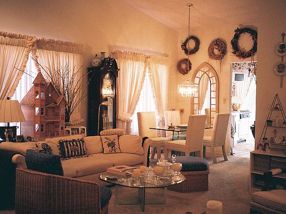 Vaulted ceilings, open floorplan