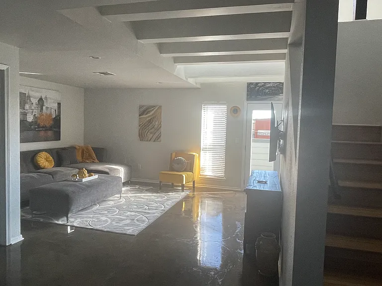 901 NW 7th St — Photo 3