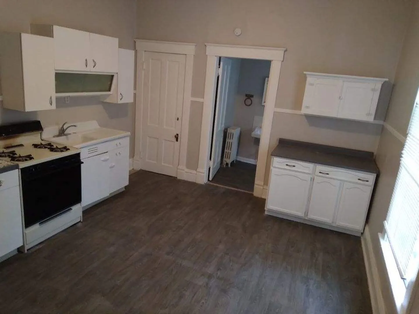 414 E East St — Photo 2
