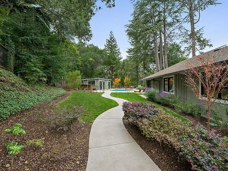 29 Eugenia Ln — Photo 2