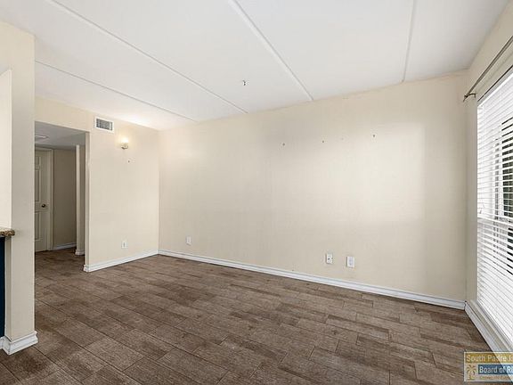 4th image of 109 E Gardenia St #101