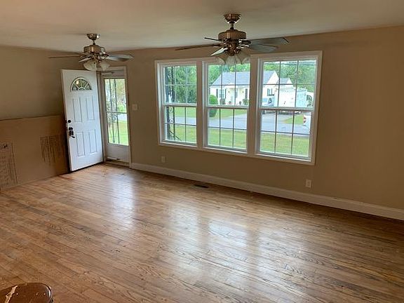 3rd image of 707 Henrietta Dr