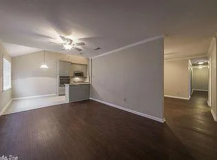 3 bed, 1951 sqft, $2,200 — Photo 2