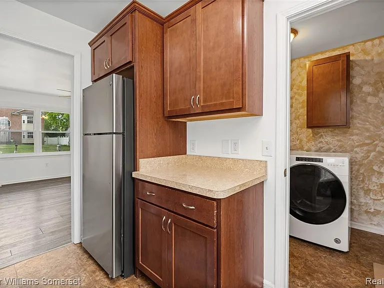 90 Tacoma Dr — Photo 15