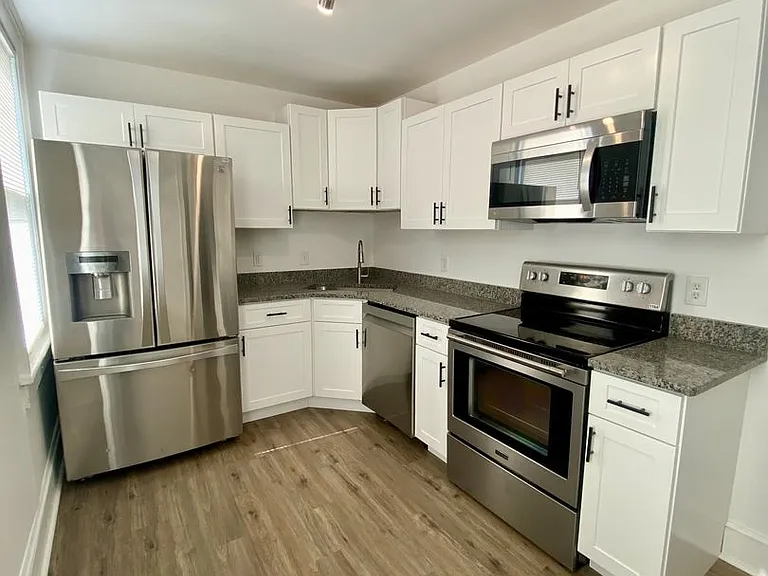 115 E 39th St #B — Photo 7