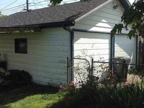 Detached 2 car garage
