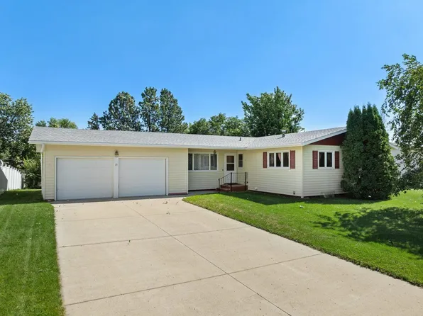 13 Vista Dr, Minot, ND 58703