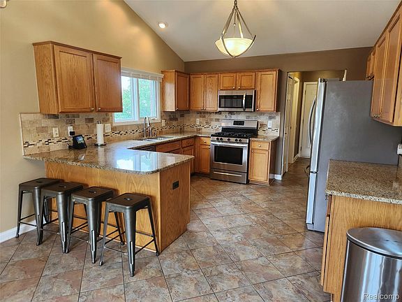 3rd image of 29007 Oakmont Dr