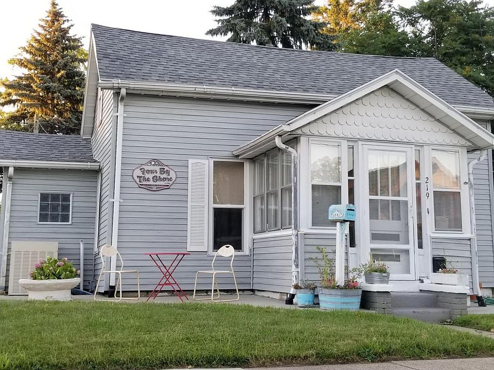 1st image of 217 Superior St