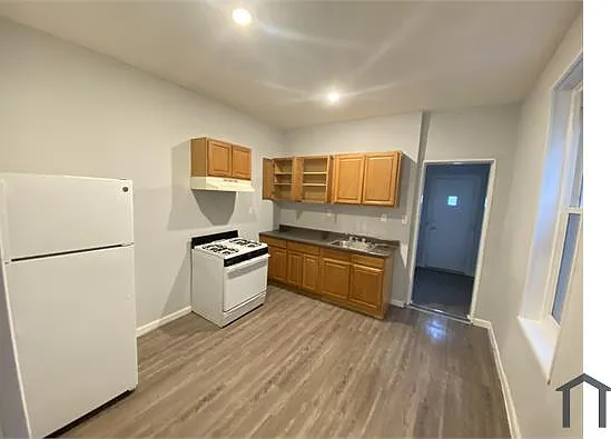 251 W Berkley St — Photo 3