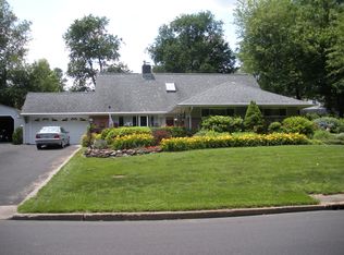 195 Snowball Dr, Levittown, PA 19056