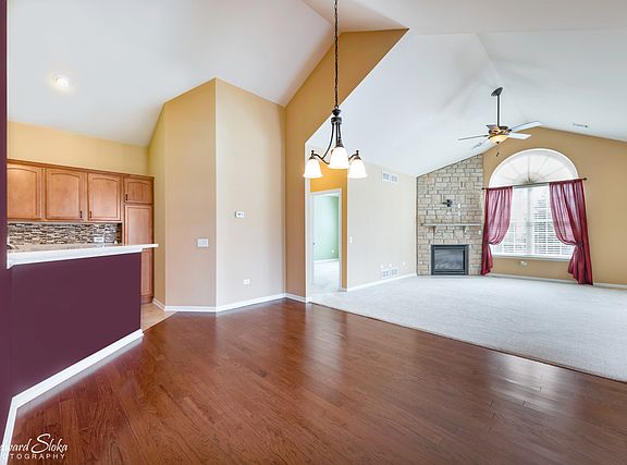 4th image of 647 Schumann St #647