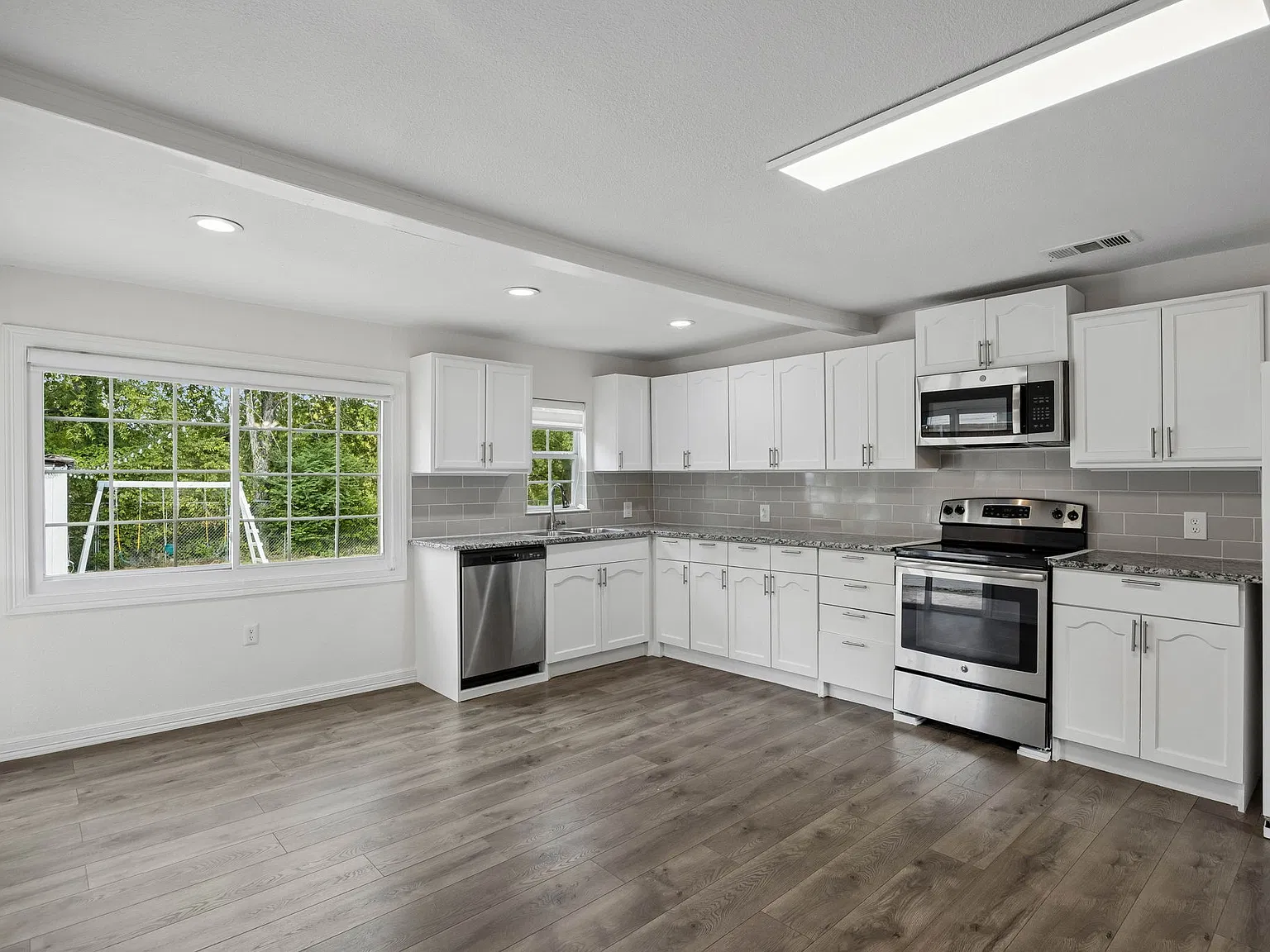 3 bed, 1112 sqft, $2,200 — Photo 2