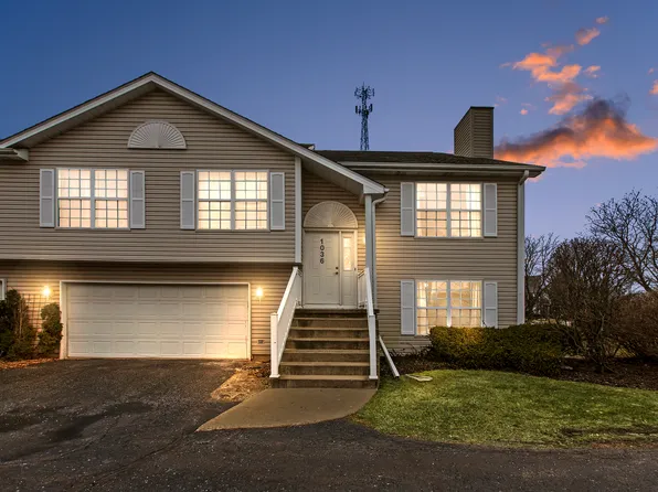 1036 Castleshire Dr, Woodstock, IL 60098