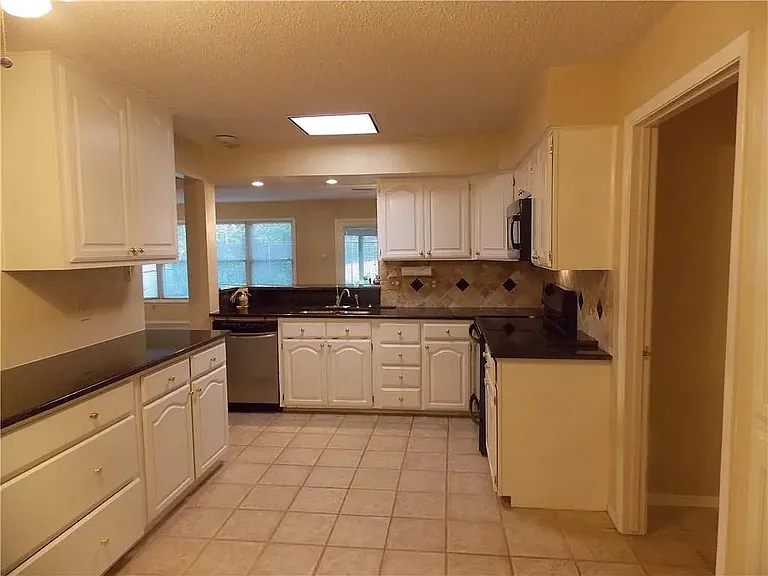 2122 Cedarcrest Dr — Photo 11