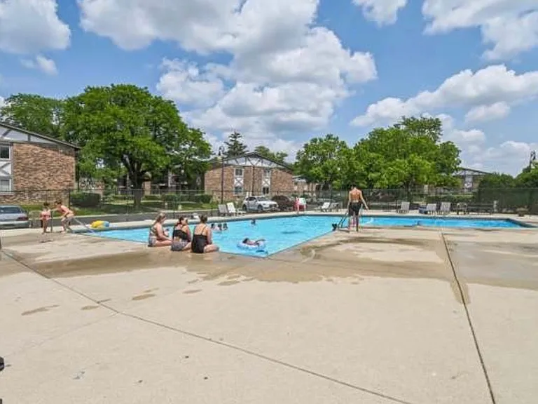 9S240 Lake Dr #108-BLDG17B — Photo 23