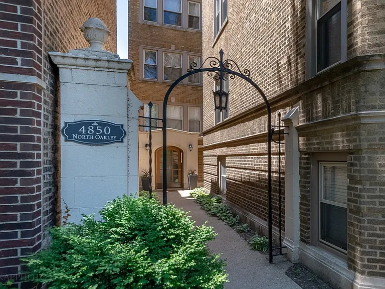 4850 N Oakley Ave #3F — Photo 2