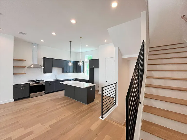 326 Eastwood St — Photo 3