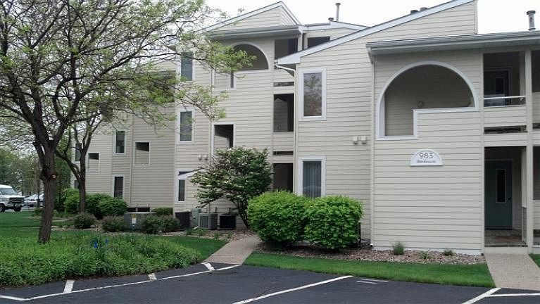 1st image of 983 Lake St #12