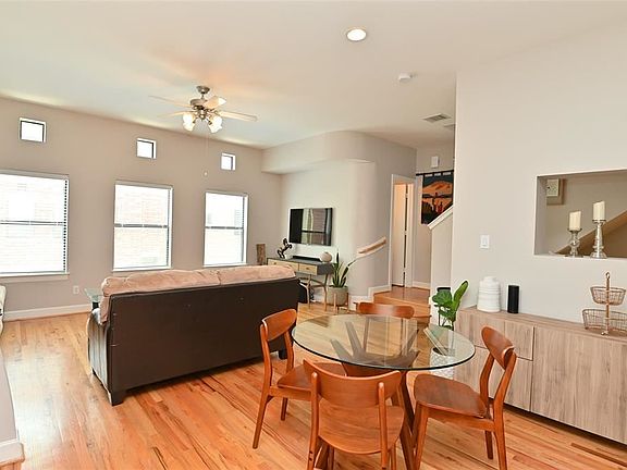3rd image of 3702 Main Plaza Dr