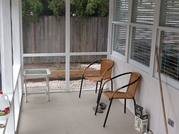 4th image of 10520 Vanessa Ave