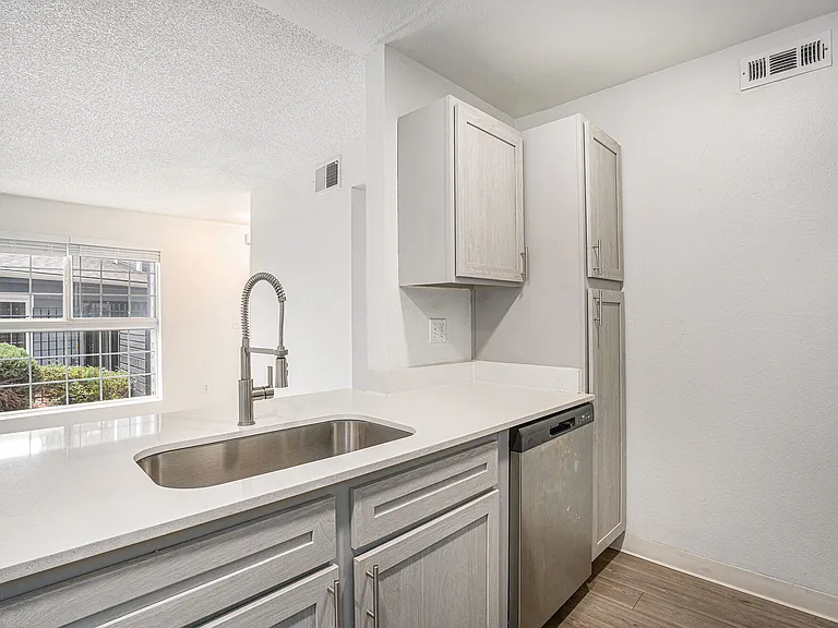 Oakdale Springs Apartments — Photo 21