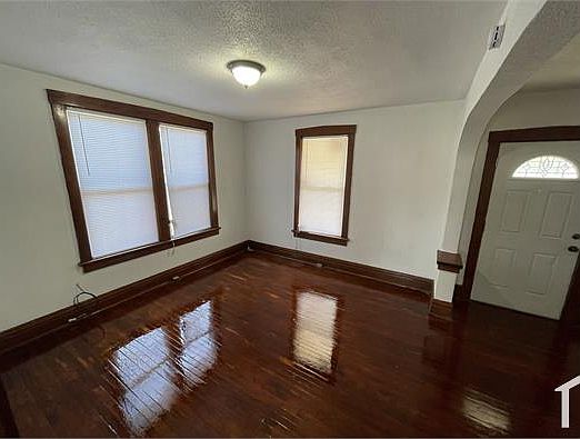 4th image of 423 Christian Ave