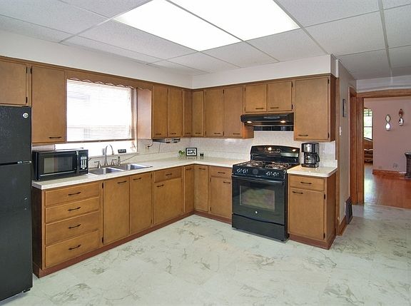 5th image of 2429 Cuyler Ave
