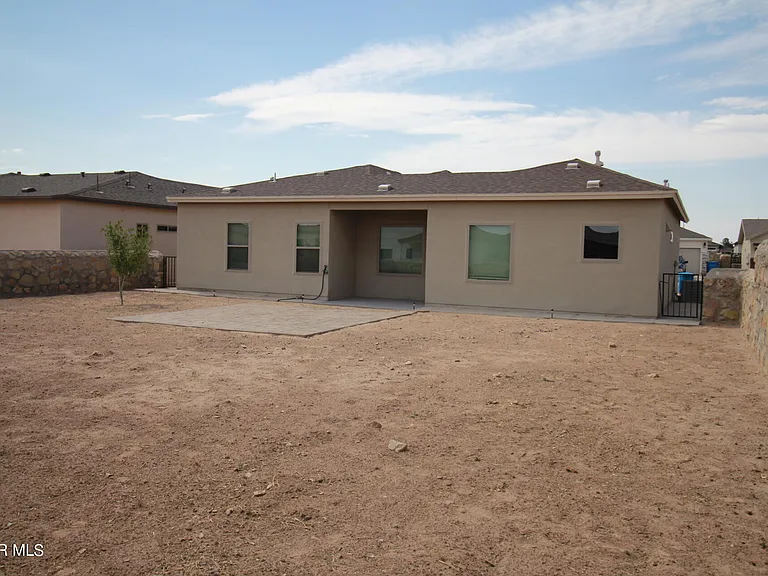 620 Adrian Arellano St W — Photo 94