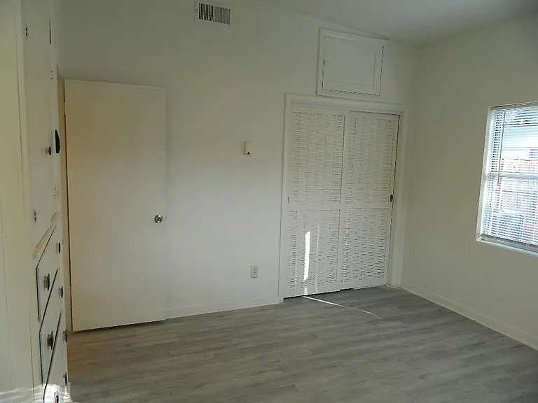 944 Kensington Dr — Photo 10