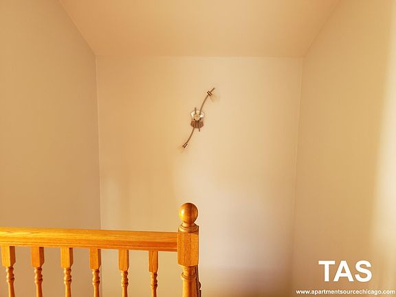 4th image of 1833 N Wolcott Ave #Ch1
