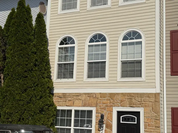 12215 Densmore Ct, Woodbridge, VA 22192