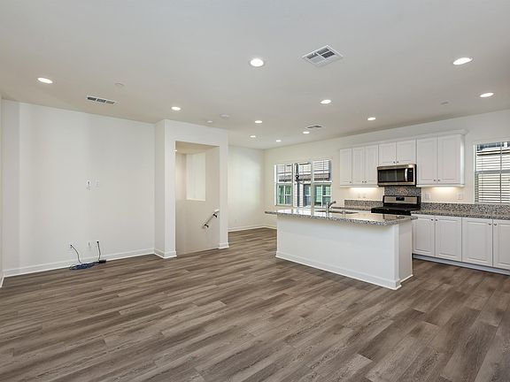 4th image of 916 Blackstone Dr