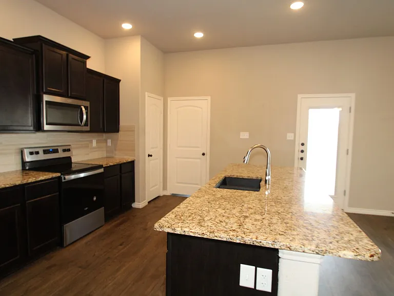 902 Clanton Cv — Photo 10