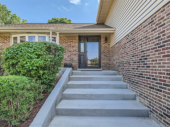 3rd image of 205 Grovenor Dr