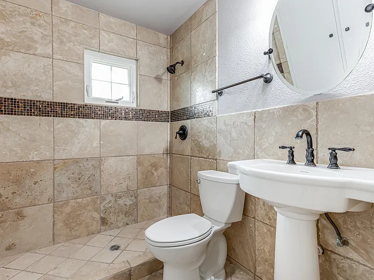 555 Patricia Dr — Photo 24