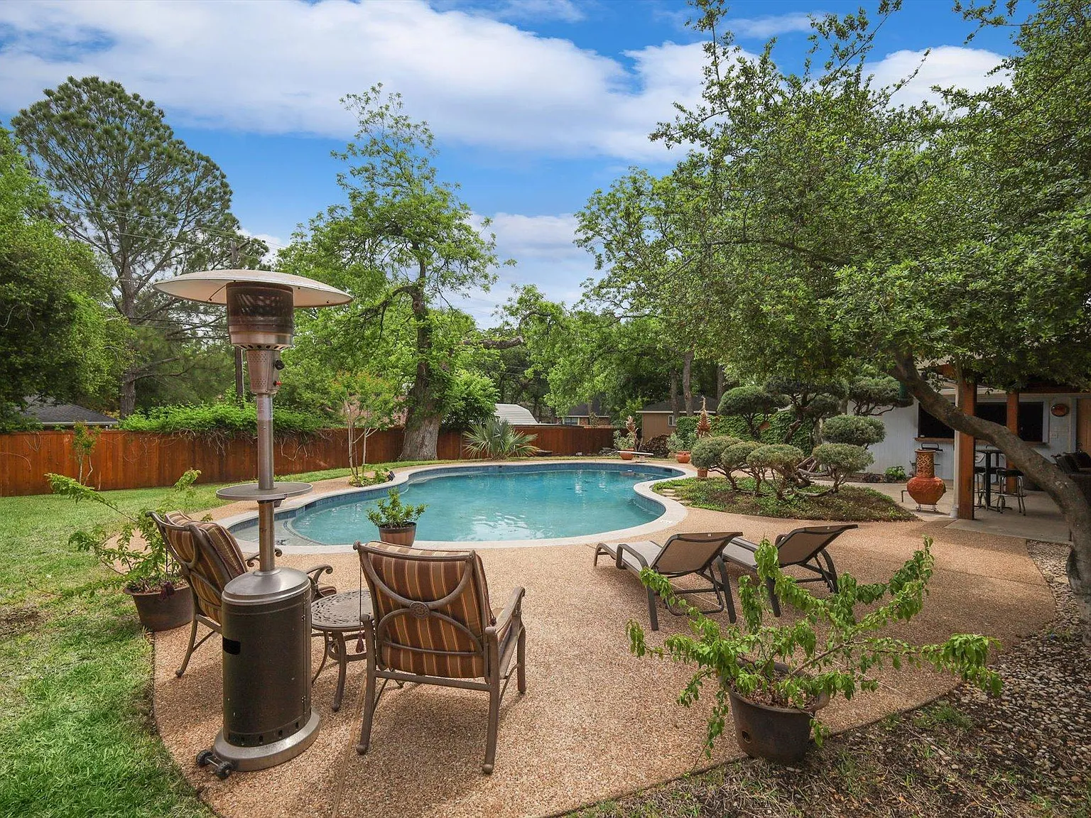 4 bed, 2.5 bath, 2728 sqft, $9,750 — Photo 1