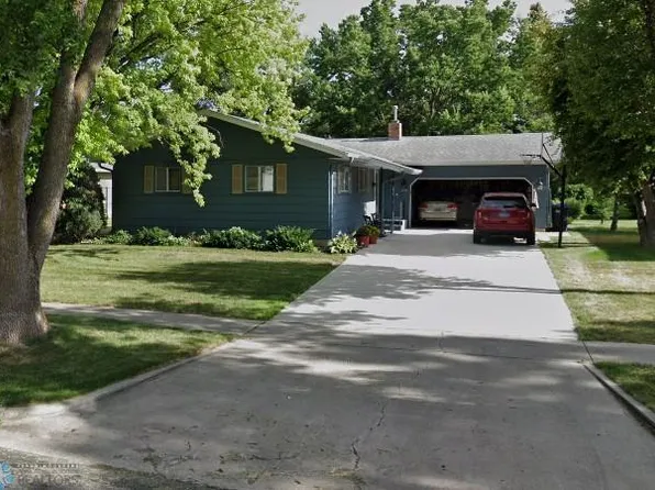 2425 Lilac Ln N, Fargo, ND 58102