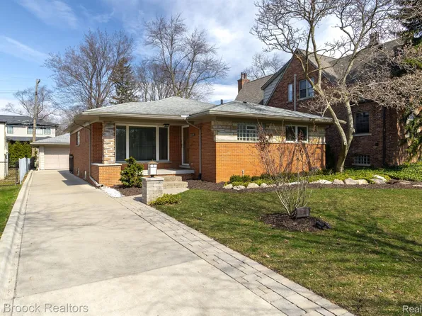 10144 Elgin Ave, Huntington Woods, MI 48070