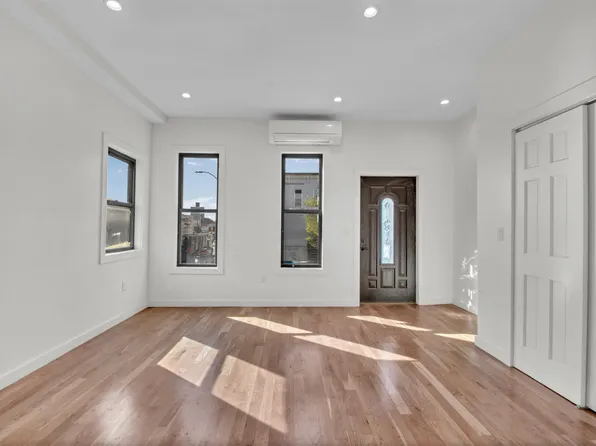 31 Roosevelt Place image 14 of 17