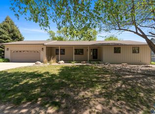 2420 E Stanton Dr, Sioux Falls, SD 57103