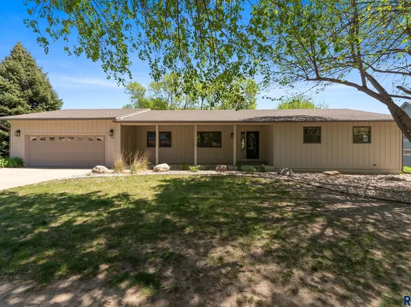 2420 E Stanton Dr, Sioux Falls, SD 57103