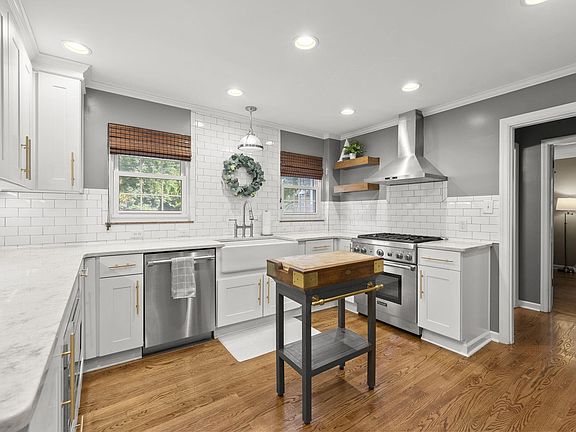 4th image of 1578 College Hill Dr