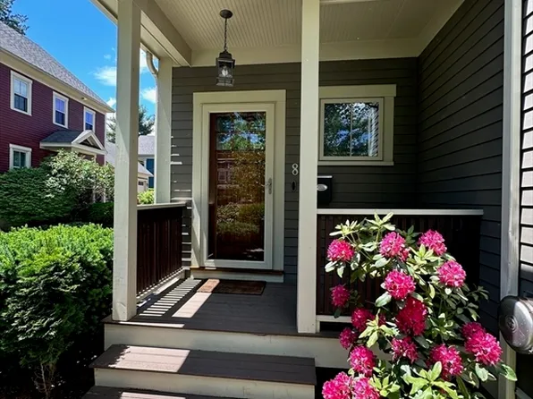 8 Cragmore Rd #8, Newton Upper Falls, MA 02464