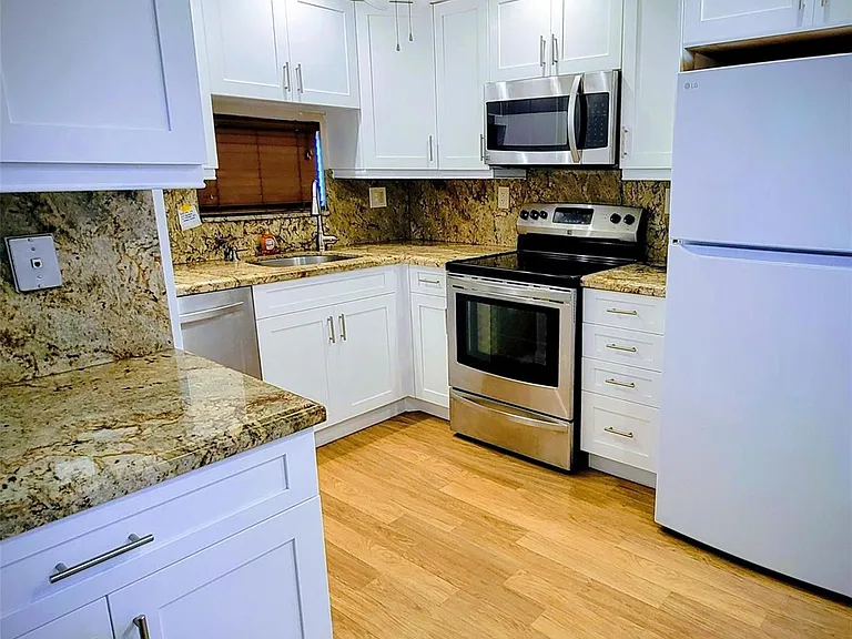 9411 N Hollybrook Lake Dr #209 — Photo 1