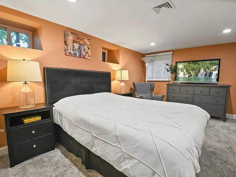 8 Greenleaf Ave — Photo 12