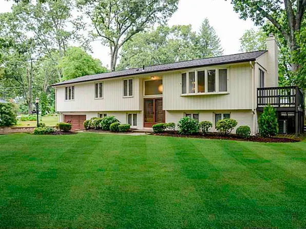 280 Algonquin Dr, Warwick, RI 02888